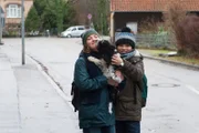 Jan (Guiliano Marieni), l. und Linus (Matthieu Herre, r.) sind stolz auf ihr Geburtstagsgeschenk: einen Hund für Leo.