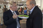 Michael Hobelmeyer (Jörg Schüttauf, l.) macht Georg Wilsberg (Leonard Lansink, r.) unmissverständlich klar, was er von ihm hält.