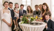 Stehempfang zur Hochzeit von Lisa und Michael, v.l.n.r. Lisa Kleist (Marie Seiser),  Dr. Michael Sandmann (Luca Zamperoni), Rosalie Kleist (Helena Ansorg),  Dr. Christian Kleist (Francis Fulton-Smith), Anna Schöller (Ursula Buschhorn),  Piwi Kleist (Meo Wulf), Anke (Fabienne Haller), Clara Hofer (Lisa-Marie Koroll), Paul Kleist (Julian König)