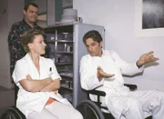 Nikola "Die Fahrstunde". Im Bild: So parkt man ein! Im Rollstuhl demonstriert Dr. Schmidt (Walter Sittler, re.) Nikola (Mariele Millowitsch), wie's geht! (hi. Oliver Reinhard).