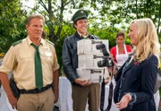Nachdem Hubert (Christian Tramitz, l.) und Staller (Helmfried von Lüttichau, M.), einen grünen Punkt auf die Nase bekommen haben, möchte Barbara Hansen (Monika Gruber, r.) von den beiden ein Foto machen.