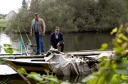 Die Spurenlage führt Finn (Sven Martinek, l.) und Lars (Ingo Naujoks, r.) zu einem ausgebrannten Segelboot.