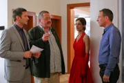 Als die Kommissare Hansen (Igor Jeftic, l.) und Hofer (Joseph Hannesschläger, 2.v.l.) herausfinden, dass Laura Freund (Korinna Krauss, 2.v.r.) ein Verhältnis mit dem Opfer hatte, gerät auch Herr Freund (Armin Schlagwein, r.) unter Tatverdacht.