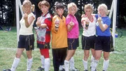 Die Mädels (v.li.: Petra Nadolny, Andrea Badey, Natascha Hockwin, Dana Golombek, Antje Lewald, Karina Schiek) sind sauer auf ihren Trainer Benno - und verlassen mit einer eindeutigen Geste den Platz...