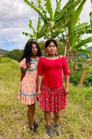 Schon als Kind hat Samantha Siagama (re.) für Eltern und Geschwister gekocht. Transfrauen werden von der Familie zwar verachtet, doch oft auch ausgenutzt.
