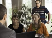 Jule (Maja Hieke) und Alva (Annalisa Weyel) erzählen Herr Berger (Robert schupp) von der Vogelspinne während Remo (Damian Thüne) das ganze misstrauisch beobachtet.