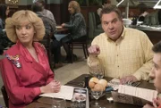 Wendi McLendon-Covey (Beverly Goldberg), Jeff Garlin (Murray Goldberg).