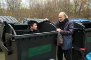 Hannes (Claus Dieter Clausnitzer, r.) und Vivien (Anna Mennicken, l.) drohen beim Containern in ernste Schwierigkeiten zu geraten.