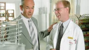 Eigentlich fand Schumann (Lutz Herkenrath, r.) die Idee mit der Saftmaschine eher schwachsinnig. Erst als Herr Wehner (Klaus Schindler) von der Gebietsleitung im Supermarkt auftaucht und sich von der Saftmaschine begeistert zeigt, ändert er seine Meinung und schmückt sich mit fremden Federn.