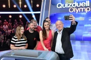 Moderatorin Esther Sedlaczek (3.v.r.) mit den Kandidaten Oliver Korittke (2.v.l.) und Leonard Lansink (r.) -  beide Schauspieler, Team "WILSBERG" - sowie dem Rateteam: Marie-Louise Finck (l.), Eckard Freise (3.v.l.), Thorsten Zirkel (2.v.r.)