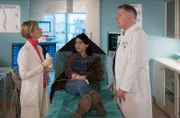 Dr. Roland Heilmann (Thomas Rühmann, re.) Patientin Jennifer Weigner (Romina Küper, mi.) hat Schmerzen im Arm- und Thoraxbereich. Die junge Hausmeisterin und Feministin freut sich sehr, als Roland seine Frau Dr. Kathrin Globisch (Andrea Kathrin Loewig, li.) um Unterstützung bittet. Jennifer ist bekennender Fan von Kathrin seit sie als "Leipzigerin des Jahres" ausgezeichnet wurde.