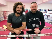 Joe Wicks (l.)