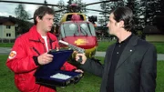 Enrico Contini (Tom Mikulla, li.) übergibt Rainer Wörz (Fritz Karl) die Rohdiamanten im Austausch gegen das Plutonium. Doch der Erpresser spielt falsch. Er denkt nicht daran, sich an das Tauschgeschäft zu halten. Er will die Diamanten, das Plutonium und den Medicopter für seine Flucht.