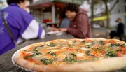 Schnell mal was essen gehen, aber wo? Berlins Imbiss-Buden sind legendär. Viele locken mit Spezialitäten. Ob Falafel, Fish & Chips, halbe Hähnchen, Spätzle, herzhafte Germknödel oder Plow, das usbekische Reisgericht - es gibt alles in der Stadt. Ein Besuch bei Berlins Kultimbissen und in kleinen Restaurants. - Meisterliche Pizza.