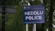 Polizeischild Heddlu.