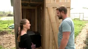 Marie Woeste und Lewis Zierke stehen vor der selbstgebauten Komposttoilette.