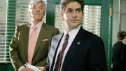 Detective Joe Fontana (Dennis Farina, li.) ermittelt mit seinem neuen Kollegen Detective Nick Falco (Michael Imperioli) im Mordfall einer ermordeten Pornodarstellerin.