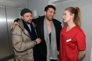 Carlos (Patrick Fernandez, M.) versucht seine Verletzung vor Jessica (Nina Ensmann) herunterzuspielen. Links John (Felix von Jascheroff)