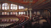 Palast der katalanischen Musik Barcelona/Palau de la Música Catalana, Barcelona: Der große Konzertsaal ist das Herzstück des Konzerthauses. Wandmalereien, Glas- und Keramikelemente machen den Saal zu einem opulenten ästhetischen Erlebnis. Die Akustik des Saales wurde ursprünglich für Chormusik angelegt. Der Musikpalast wurde von 1905 bis 1908 erbaut.