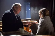Dimitri (Valentin Platareanu) kümmert sich um seine kleine Geisel Sophie (Lena Meyer).
