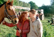 Leon (Jonas Reinsch) und Hexe (Marleen Lohse) ganz verliebt.