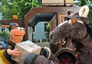 Pferd hilf Finchen bei ihrem Paketservice.