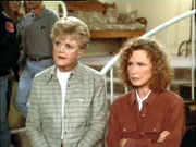 Jessica (Angela Lansbury) besucht ihre Freundin Ellen (Linda Kelsey).