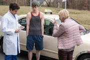 ARD PROGRAMMDIREKTION, IN ALLER FREUNDSCHAFT - DIE JUNGEN ÄRZTE, neue Vorabend-Weekly, Folge 22  "Am Limit", am Donnerstag (16.07.15) um 18.50 Uhr im Ersten. Weil Carsten (Komparse) sich schlecht fühlt, hat er sich von Renate Seitz (Angelika Thomas, r.) in die Notaufnahme fahren lassen. Nun kann er die Taxifahrerin nicht bezahlen und Ben Ahlbeck (Philipp Danne) hilft aus.