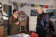 Hannes (Claus Dieter Clausnitzer, r.) und Vivien (Anna Mennicken, l.) können nicht zugeben, dass sie sich mit dem Rollentausch unwohl fühlen und stacheln sich gegenseitig zu Untaten an.