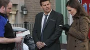Eine Spur im Mordfall Tony Cole führt Brennan (Emily Deschanel) und Booth (David Boreanaz, M.) zu Tonys Kollegen Karl Singler (Evan Helmuth), der jedoch bestreitet, etwas mit Tonys Tod zu tun zu haben.
