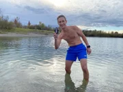 Moderator Benedikt Schregle beim Eisbaden.