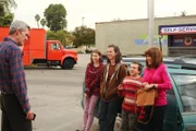 L-R: Mike Heck (Neil Flynn), Sue Hack (Eden Sher), Axl Heck (Charlie McDermott), Brick Hack (Atticus Shaffer) und Frankie Hack (Patricia Heaton),