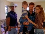 Walker (Chuck Norris, 2ter re.) und Trivette (Clarence Gilyard, li.) kommen gerade dazu, als sich ein Fremder über Frances (Marsha Dietlein) und ihren Sohn (Westly Gibson) hermachen will.