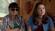 Sara (Lucia Luna, l.) ist sehr skeptisch über den Besuch von Herrn Meloni von der Schule.