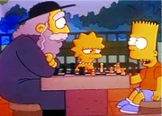 Bart (re.) und Lisa versuchen Rabbi Krustowsky (li.) davon zu überzeugen, dass er seinen Sohn Krusty nicht verstoßen soll.
