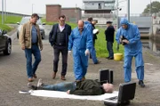 Lothar Klump ist ertrunken. Dr. Strahl (Christoph Tomanek, M.) weist Finn (Sven Martinek, l.) und Lars (Ingo Naujoks, 2.v.l.) auf Brandwunden hin.