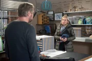 Mona (Jana Hora-Goosmann, r.) versichert dem erleichterten Jens (Martin Luding, l.), dass sie gemeinsam alles schaffen.