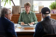 Vicky (Katja Danowski, M.) hat eine weitere Aufgaben für die Rentnercops, Klaus Schmitz (Hartmut Volle, l.) und Reinhard Bielefelder (Bill Mockridge, r.).