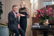 Deborah (Jean Smart) und Marty (Christopher McDonald) sind die letzten Gäste auf DJs Geburtstagsfeier und genießen die Zweisamkeit.