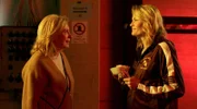 Comedienne Hazel Brugger (rechts) findet in Maren Kroymann eine Vertraute.