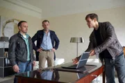 Alex (Vinzenz Kiefer, r.) präsentiert Semir (Erdogan Atalay) und Matthias (Heikko Deutschmann) interessante Hinweise, die er auf Gregors Laptop gefunden hat.