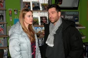 Carlos (Patrick Fernandez) äußert bei Jessica (Nina Ensmann) den Verdacht, dass Clara Johns Tochter ist.