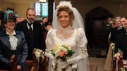 Julia Ogden (Helene Joy)