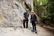 Mit Profi-Kletterin Hannah Meul klettert Tobi in der fränkischen Felsenlandschaft. Ob er die Wand hoch kommt?