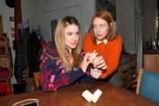 Jessica (Nina Ensmann, l.) will Toni (Olivia Marei) für ihren Heiratsantrag mit Rat und Tat zur Seite stehen.