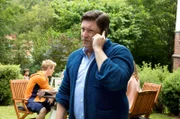 Dr. Christian Kleist (Francis Fulton-Smith) erhält einen Anruf.