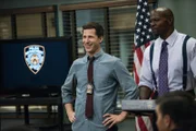Jake Peralta (Andy Samberg, l.); Terry Jeffords (Terry Crews, r.)