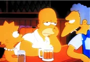 Gastwirt Moe (re.) kann nicht verstehen, weshalb Homer (Mi.) so früh vor der Sperrstunde schon durchhängt. Lisa erklärt es ihm ...