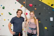 Wer klettern will, muss einiges lernen. Hannah Meul ist Profi-Kletterin und bringt Tobi alles bei - vom Sichern bis zur richtigen Fußtechnik.