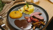 Bei Stefanie Huber, Oberkirch, Schwarzwald. Hauptspeise: Wild mit Kartoffelgratin, Kürbispüree und Pfifferlingen.